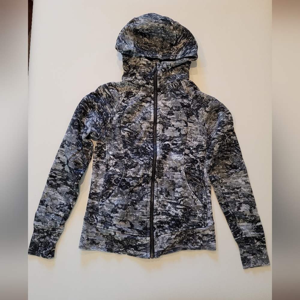 Size 6 Lululemon scuba hoodie print is black lace